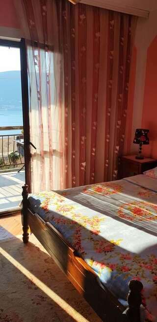 Гостевой дом Guest House Aurora Херцег-Нови Двухместный номер с 1 кроватью и собственной ванной комнатой-1