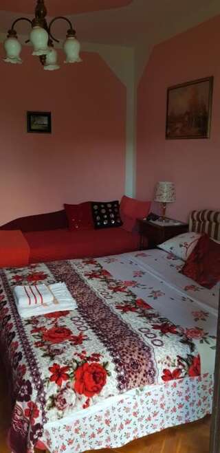 Гостевой дом Guest House Aurora Херцег-Нови Трехместный номер с общей ванной комнатой-23